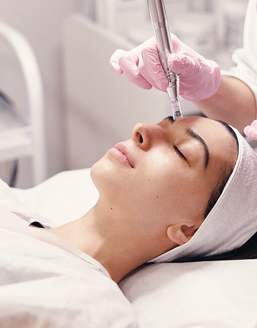 Genosys Dermaroller, Dermapen, mikortűs eljárás, kollagén, elasztin, ránccsökkentés, pigmentfolt, hegek halványítása, Turi Szilvia, Győr, x-Shape stúdió, kozmetika