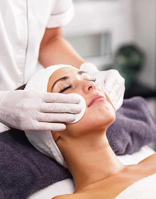 Turi Szilvia, kozmetikus, lábápoló, szépségipar, Győr, x-Shape Stúdió, arckezelés, elektrokozmetikai kezelés, gyantázás, Image Skincare, lábápolás